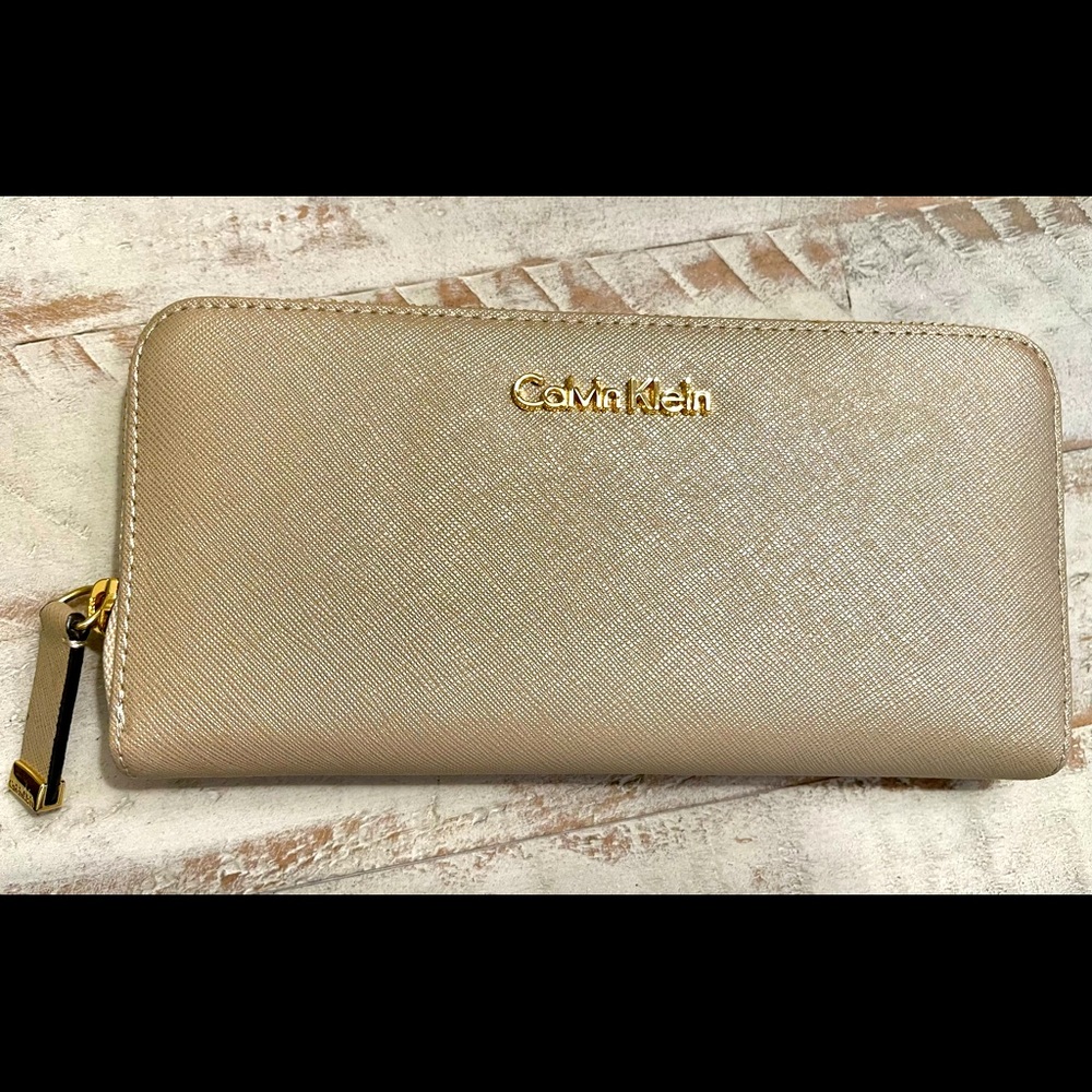 New Calvin Klein Zippy Wallet